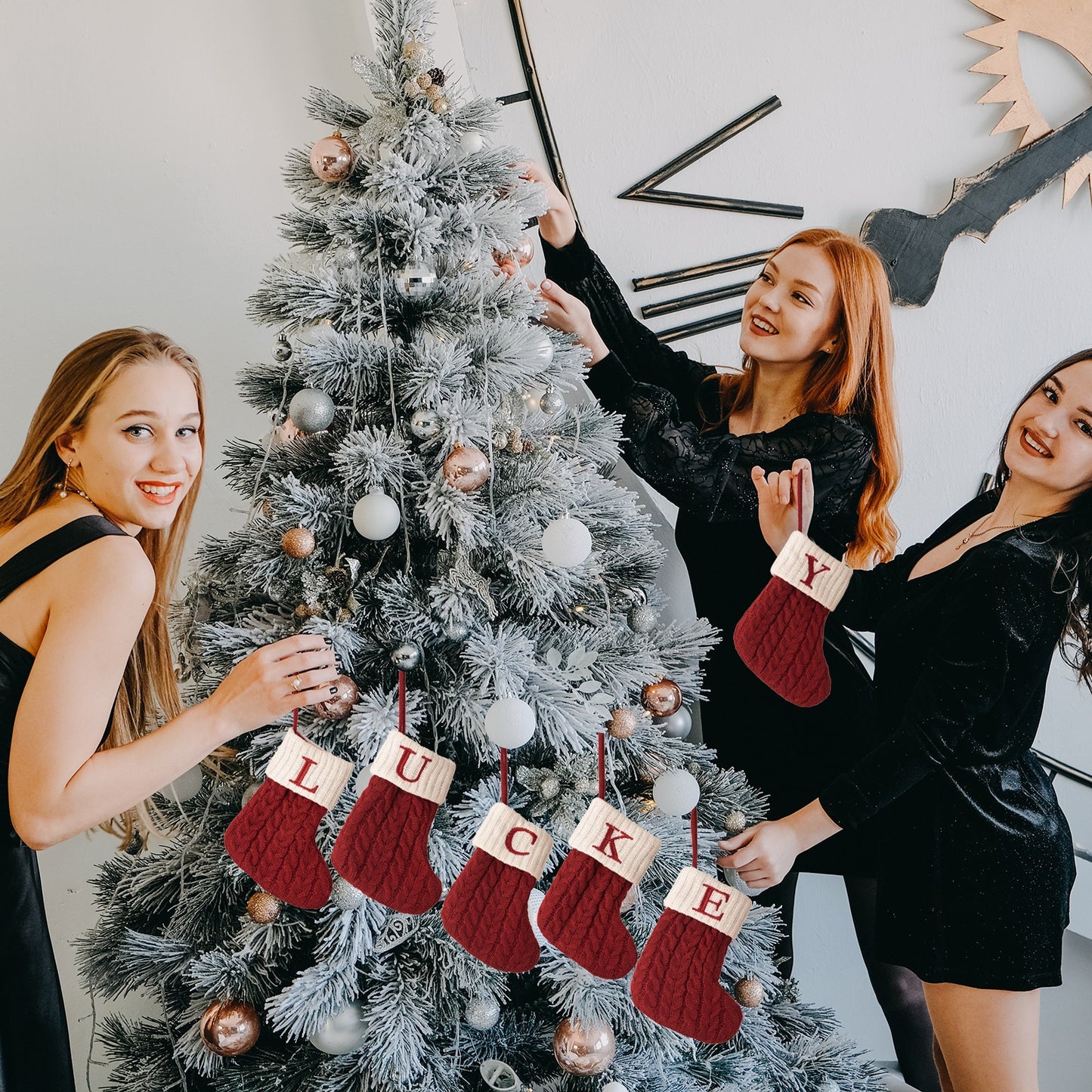 Kreativer Weihnachtsstrumpf mit Buchstaben als Hängedekoration