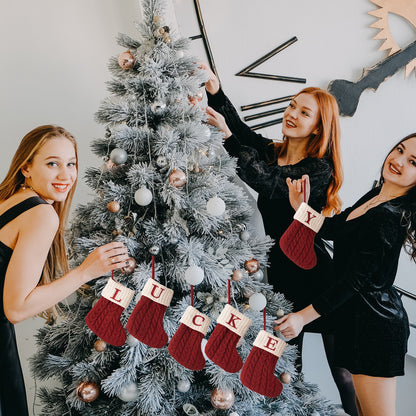 Kreativer Weihnachtsstrumpf mit Buchstaben als Hängedekoration