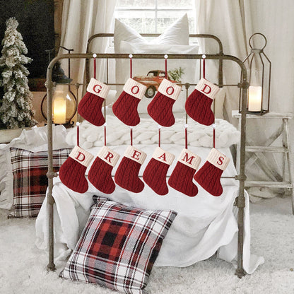 Kreativer Weihnachtsstrumpf mit Buchstaben als Hängedekoration